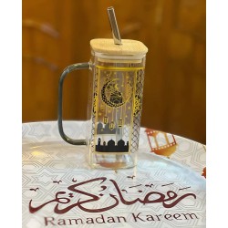 كوب زجاج رمضاني مع غطاء خشبي ومصاصة تشكيلة رمضانية كوب زجاج رمضاني مع غطاء خشبي ومصاصة تشكيلة رمضانية