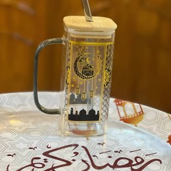 كوب زجاج رمضاني مع غطاء خشبي ومصاصة تشكيلة رمضانية كوب زجاج رمضاني مع غطاء خشبي ومصاصة تشكيلة رمضانية