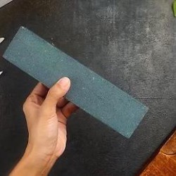 مسن سكاكين حجر وسط مسن سكاكين حجر وسط