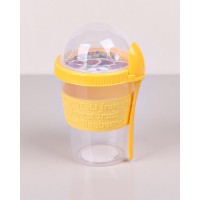 كوب حلا بغطاء مع ملعقة