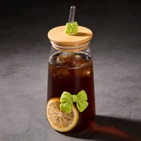 كوب شفاف بغطاء خشبي مع فيونكة