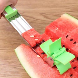 قطاعة بطيخ الى مربعات صغيرة قطاعة بطيخ الى مربعات صغيرة